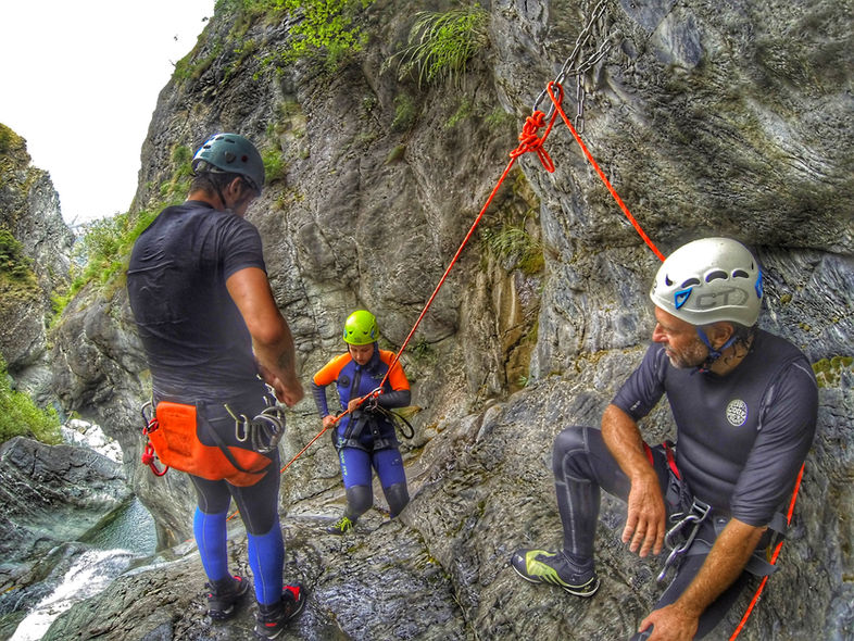 un partecipante durante una calata su corda di 33 metri del torrente Chalamy in valle d'aosta