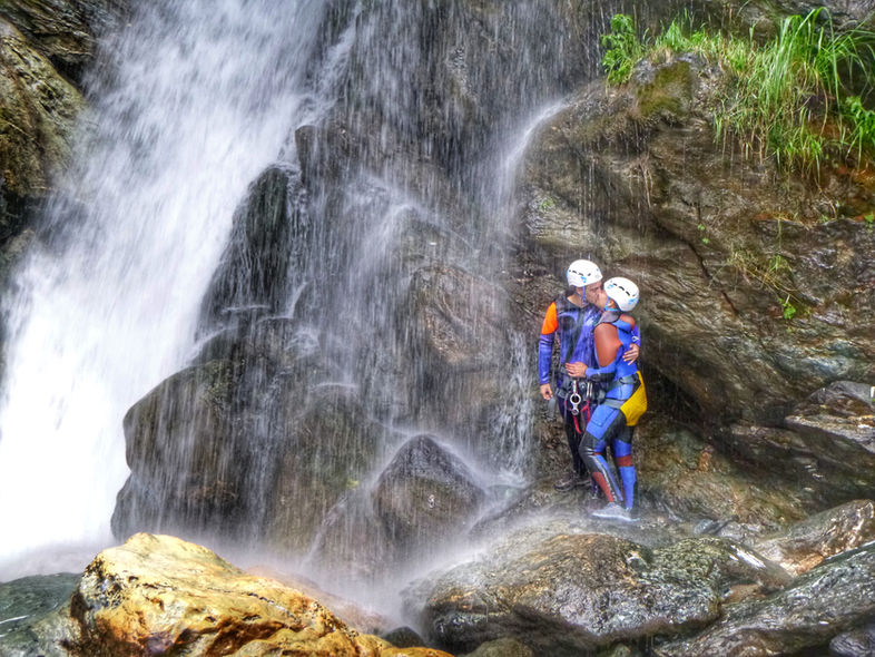 Due partecipanti si danno un bacio sotto la cascata del torrente chalamy in valle d'aosta