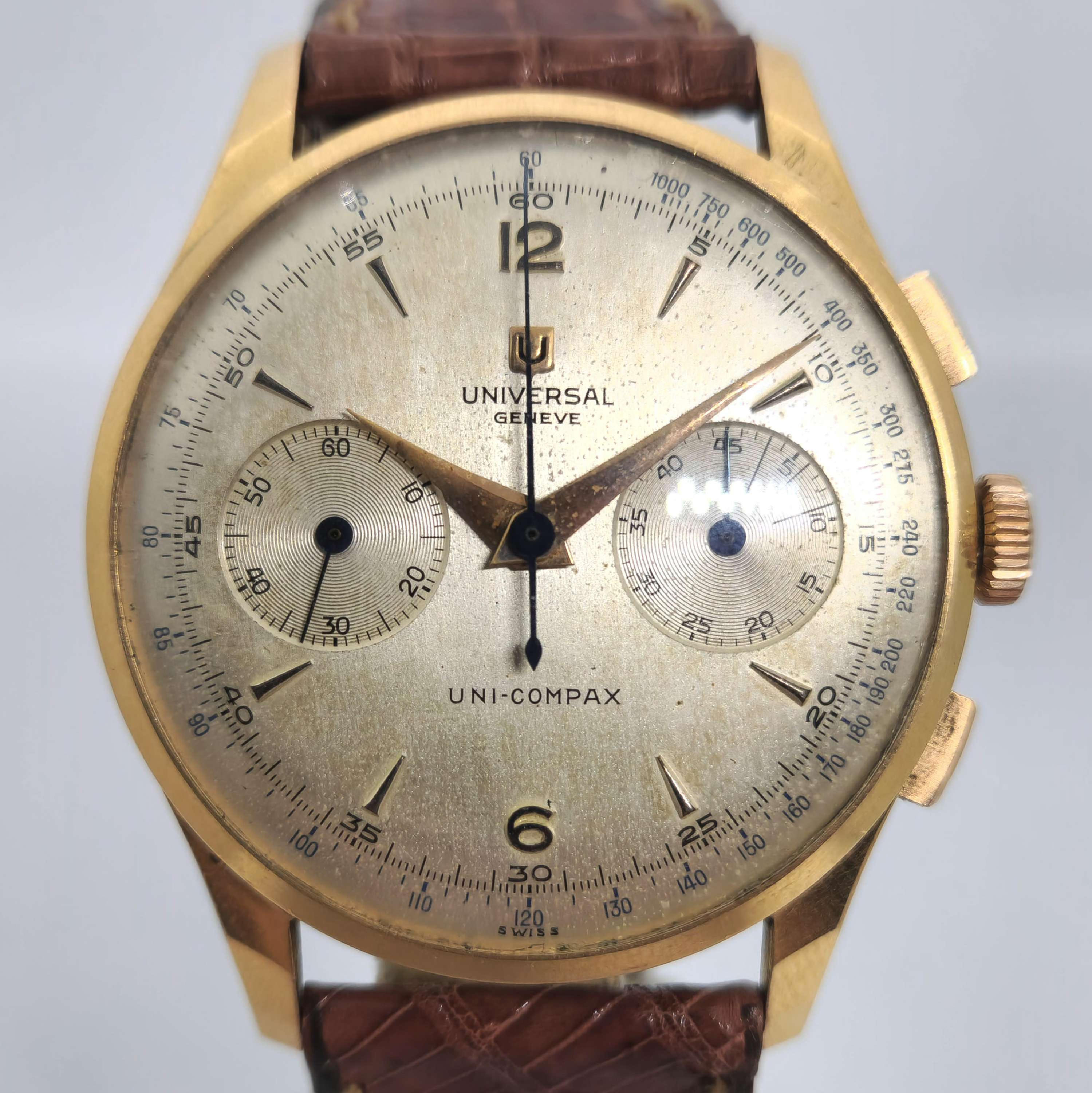 Reloj cronógrafo Universal Genève Uni-Compax en oro amarillo con correa marrón en Joyería Recoleta.