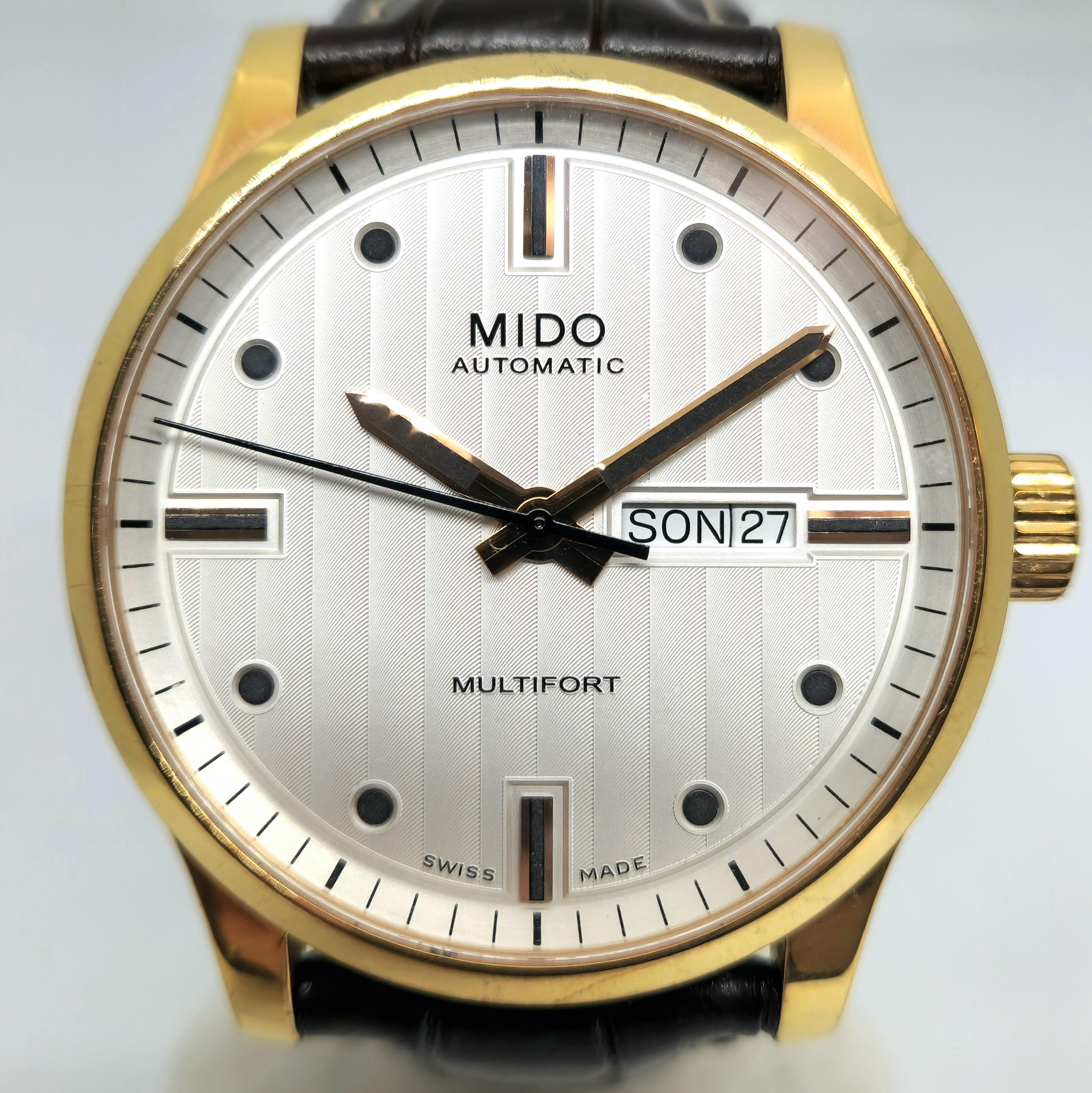 Reloj Mido Multifort automático dorado con esfera plateada y correa marrón en Joyería Recoleta