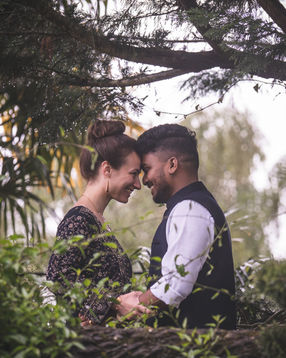 Couple souriant se touchant le front, sous les arbres, amour et bonheur. Nocturna Production