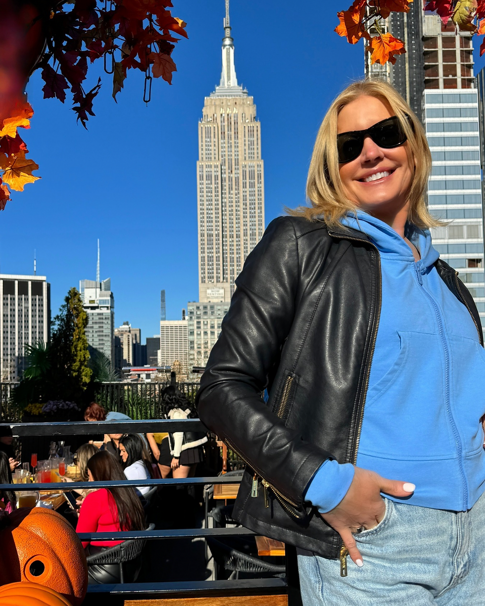 LaReine enjoying a classic NYC fall! 🍎