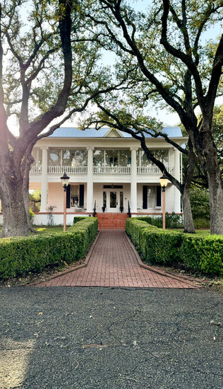 The front and walk way of the Winfield Inn in Kyle Texas.