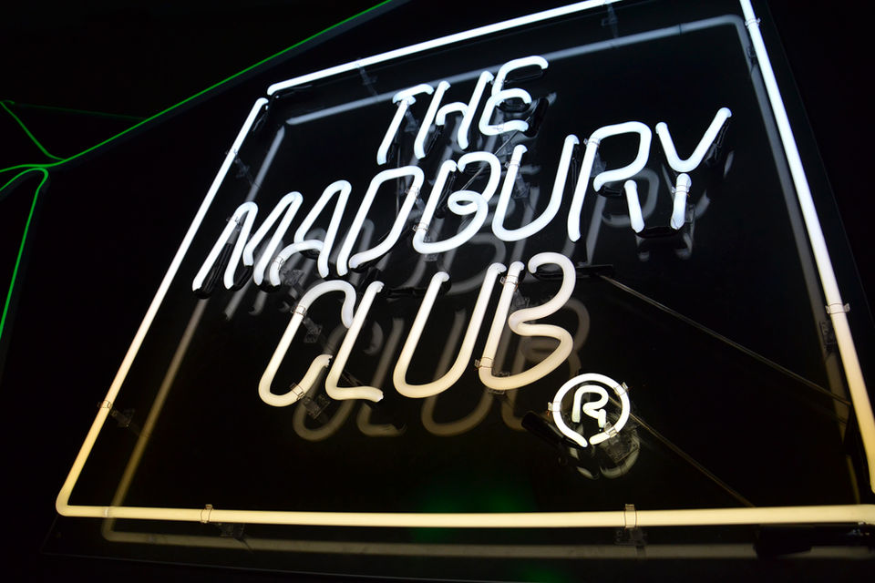 Contribution: Design, Fabrication, Lighting, Video, Sound
Material: steel, wood, neon
Innovations in Experiential Event Experiences - Green, Neon, Pop-up Stage, A/V integrated. Creating Immersive AV Pop-Up Environments