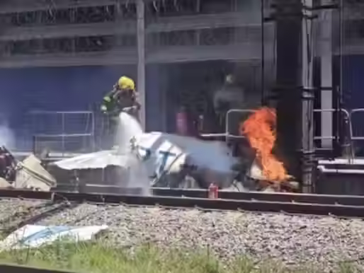 Avião de pequeno porte cai sobre trilhos do metrô em Belo Horizonte