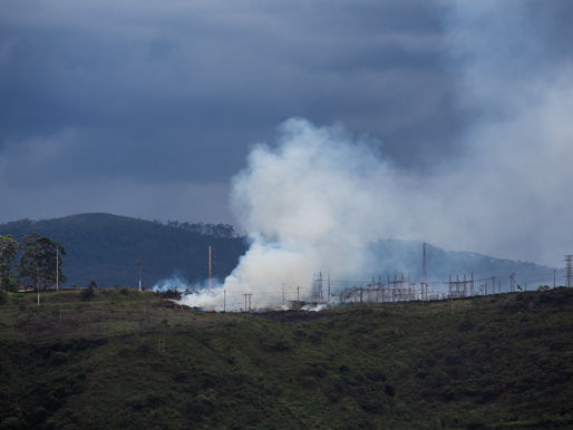 Bombeiros combatem incêndio no morro do Cruzeiro, próximo à UFOP