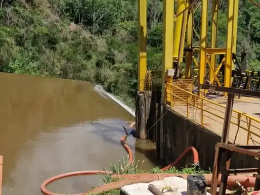 Bombeiros realizam buscas por mergulhador na hidrelétrica Furquim, em Mariana