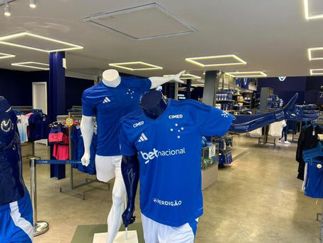 Cruzeiro lança uniforme titular para a temporada 2026