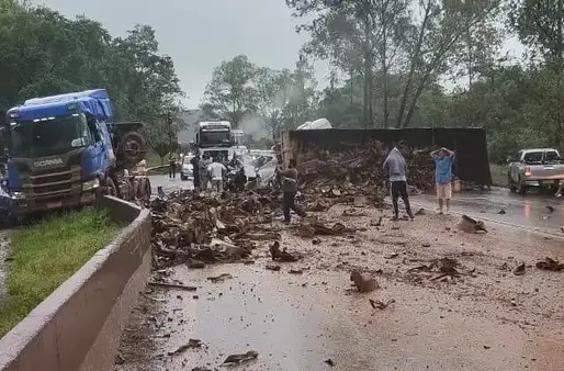 Itabirito: acidente envolvendo carreta e caminhão interdita totalmente a BR-040