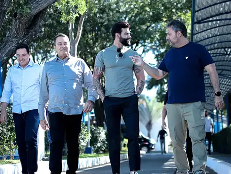 Cruzeiro: Gusttavo Lima visita a Toca II, encontra jogadores e anuncia reuniões