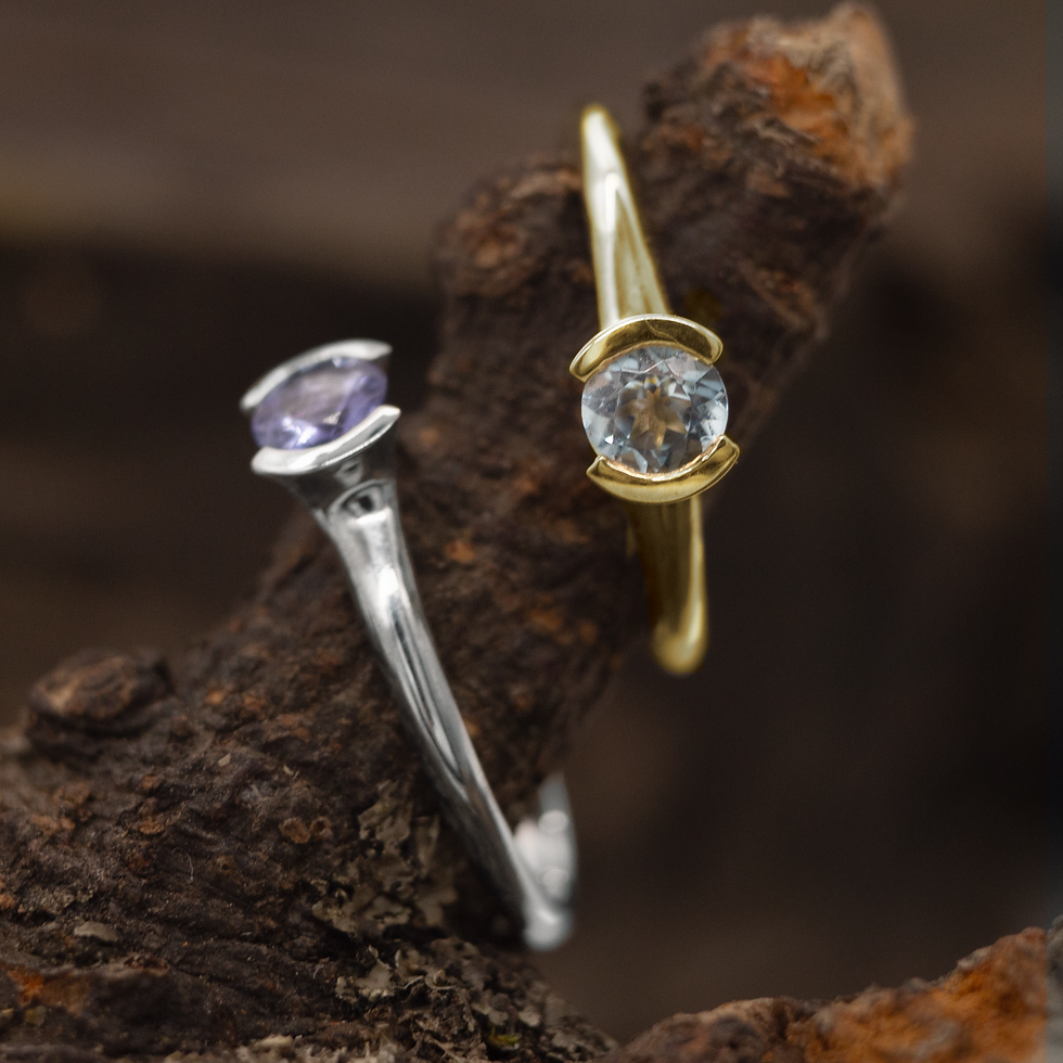 Linu Solitaire Ring in 18KT Yellowgold with light blue aquamarine and 18KT White Gold with violet-blue tanzanite– collection