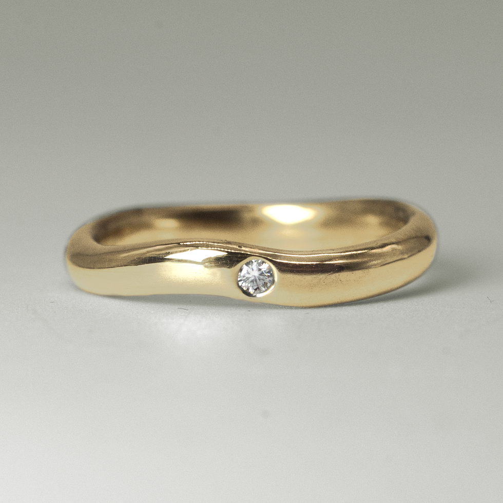 Onda Flush Ring in 18KT Yellow Gold with diamond – front view