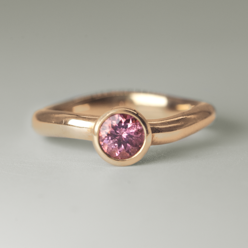 Onda Solitaire Ring in 18KT Red Gold with bezel-set pink tourmaline, front view