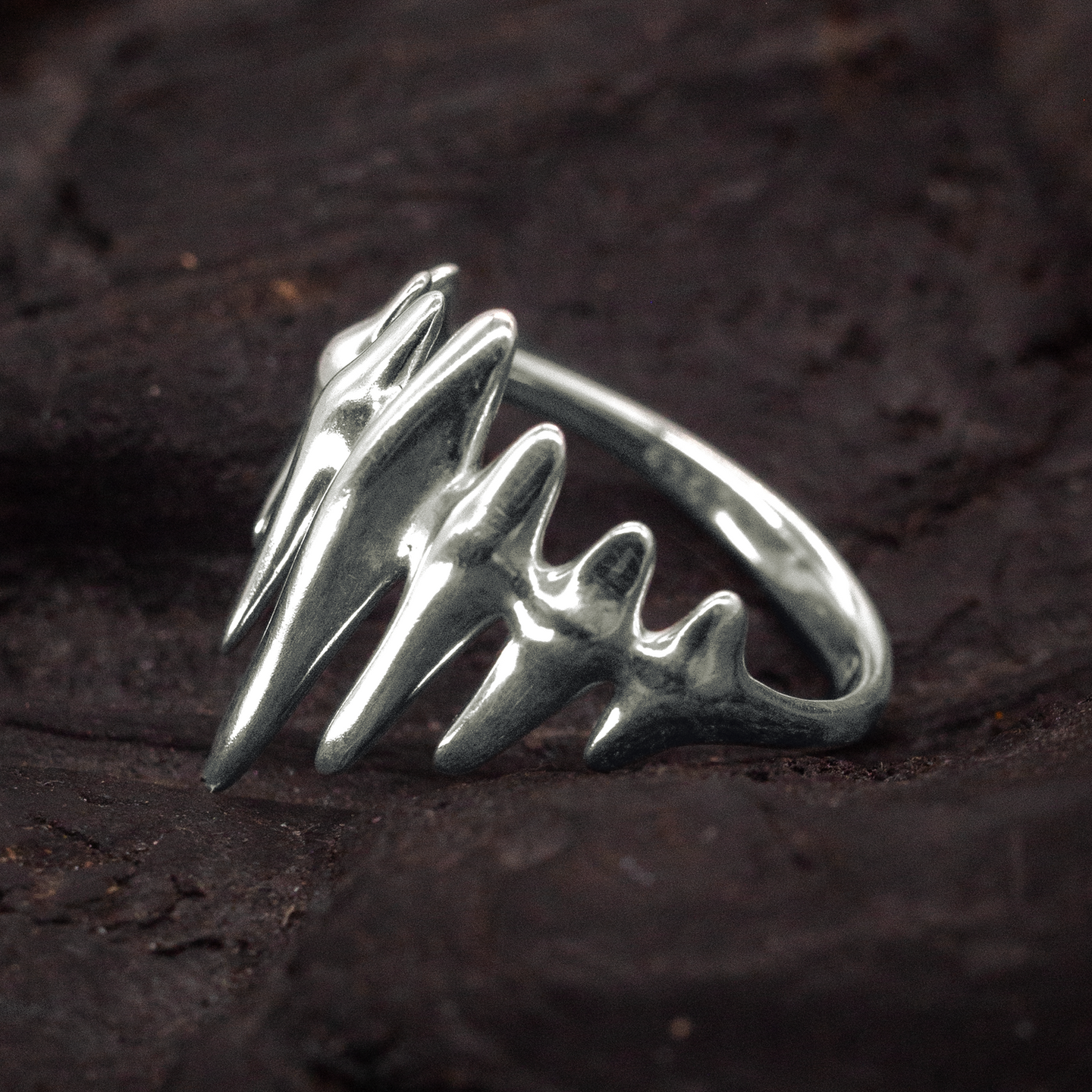 Reverb Ring in silver with a sculptural, wave-like band