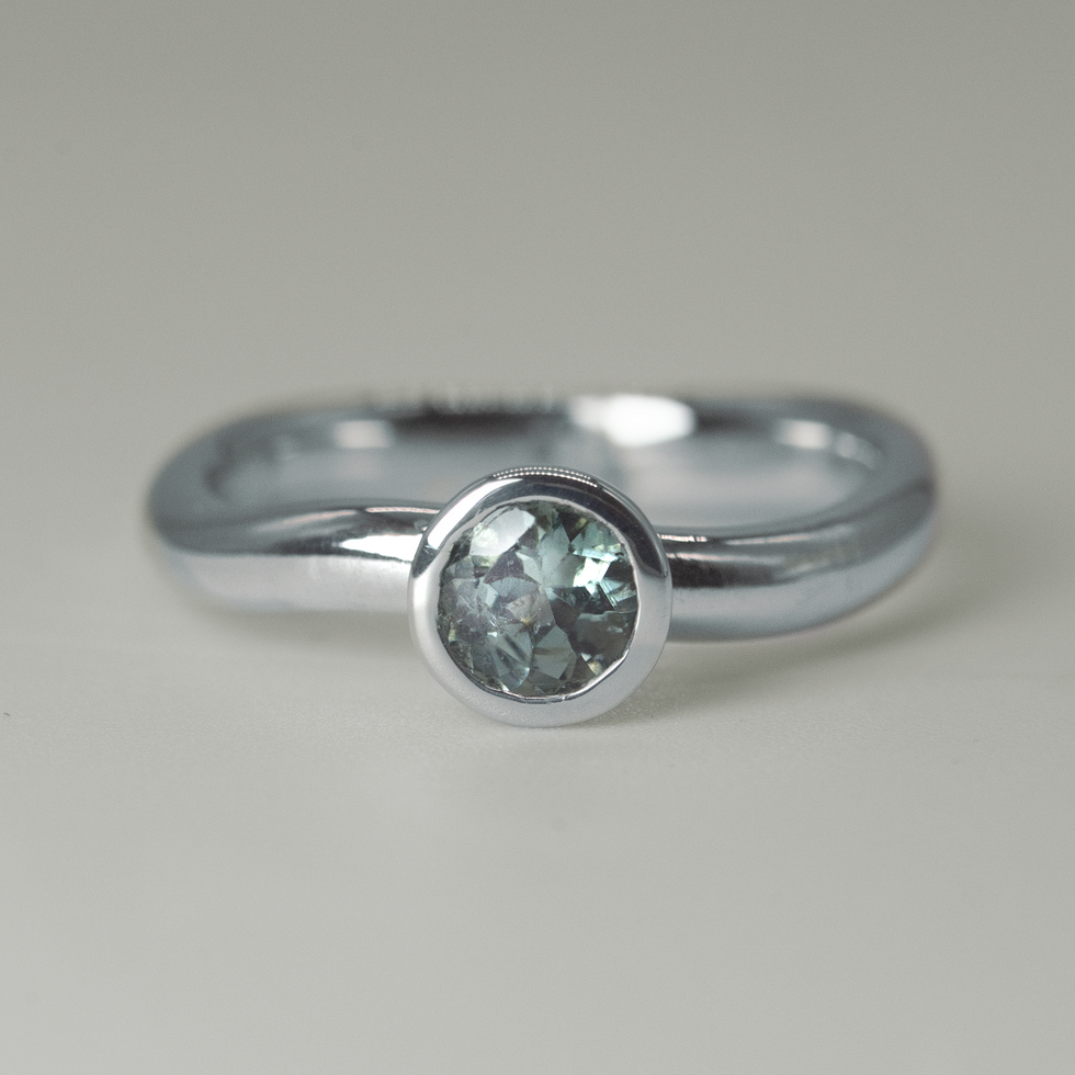 Onda Solitaire Ring in 18KT White Gold with bezel-set blue tourmaline, front view