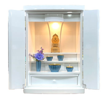 白い仏壇に青い仏具