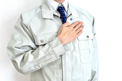 お任せくださいと胸に手を当てる男性