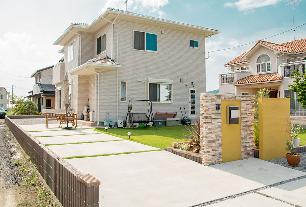 芝生と門柱のある住宅