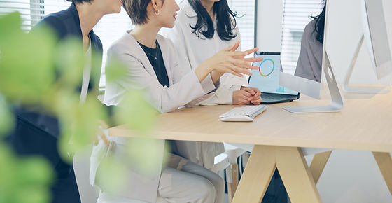 会議中にコンピューターを使う人々