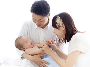 赤ちゃんと親子記念写真