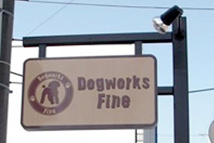 トイプードルが入った看板が目印