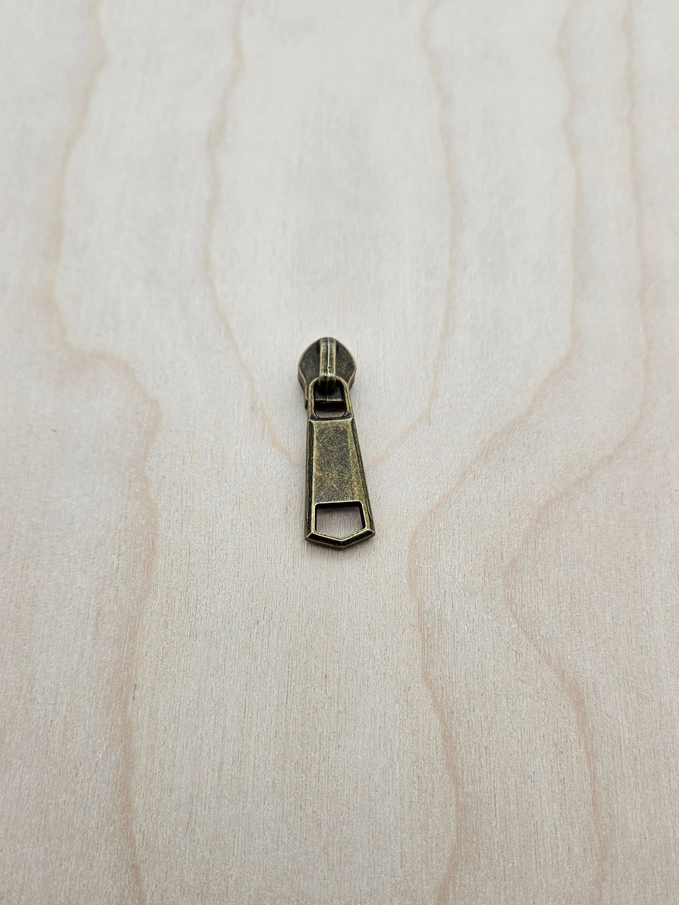 Basic 10 #5 zipper pull