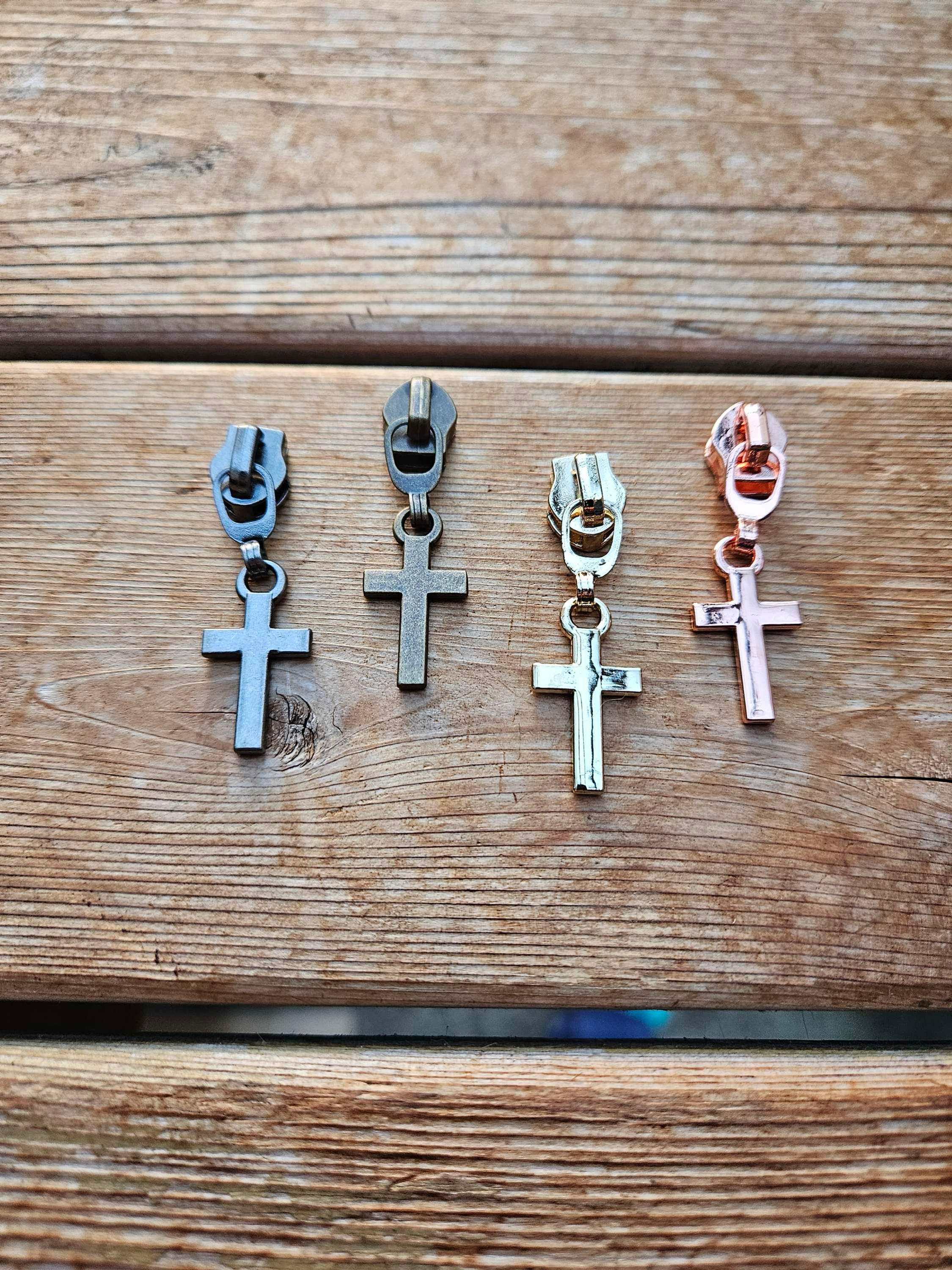 Cross #5 zipper pull