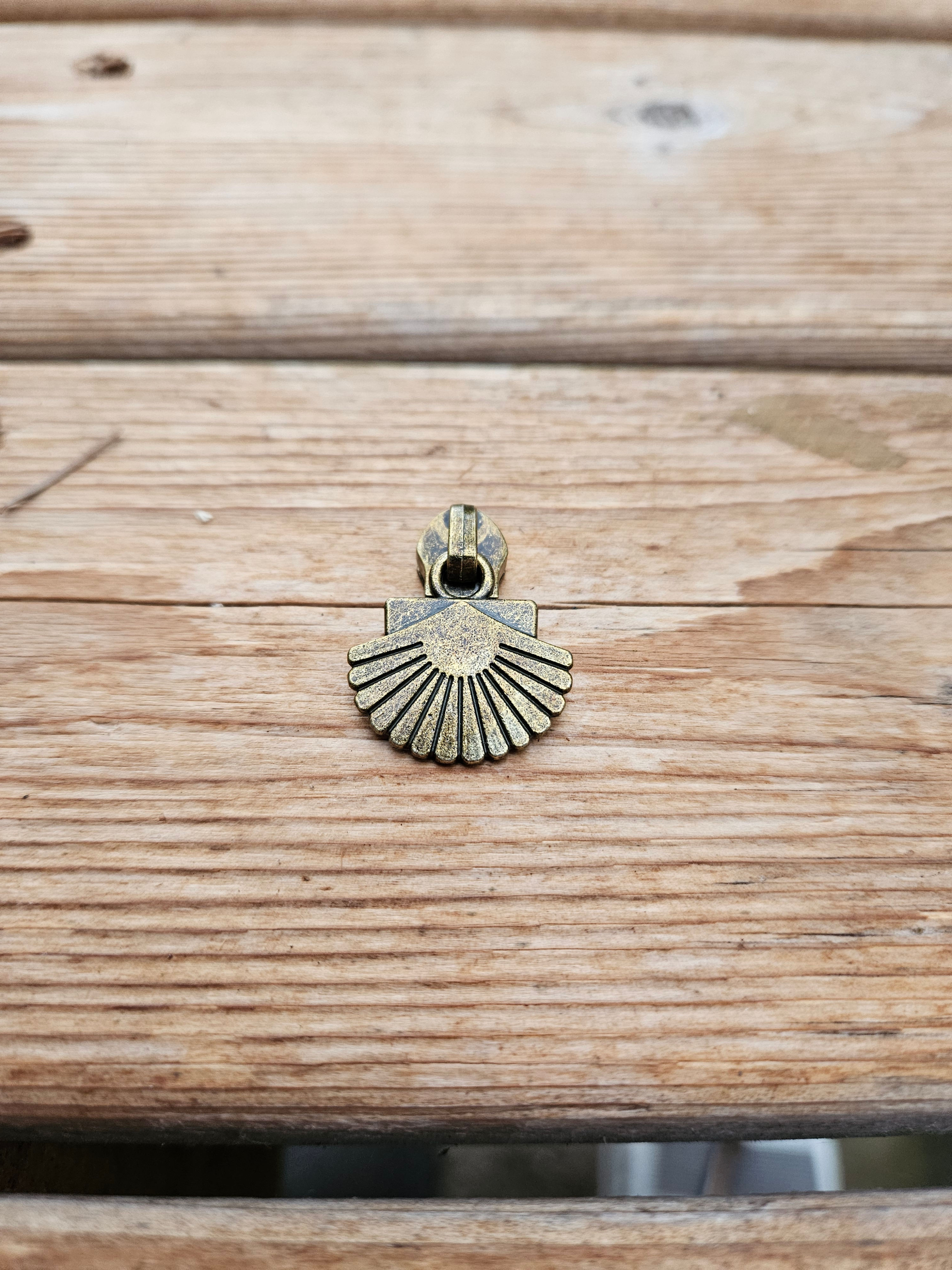 Clam shell #5 zipper pull