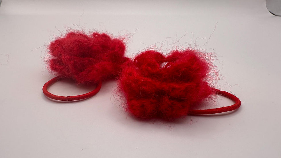 Handgefertigte Haargummis Rot mit Blüte und Perle, gehäkelt, Mohairmischung, ...
