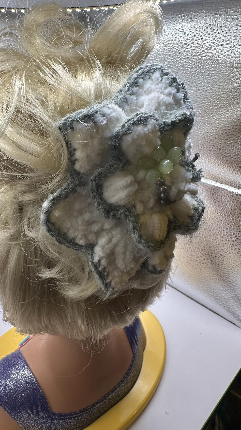 Miniaturbild: Handcrafted Crochet Flower Hair Clip, White Gray with Beads