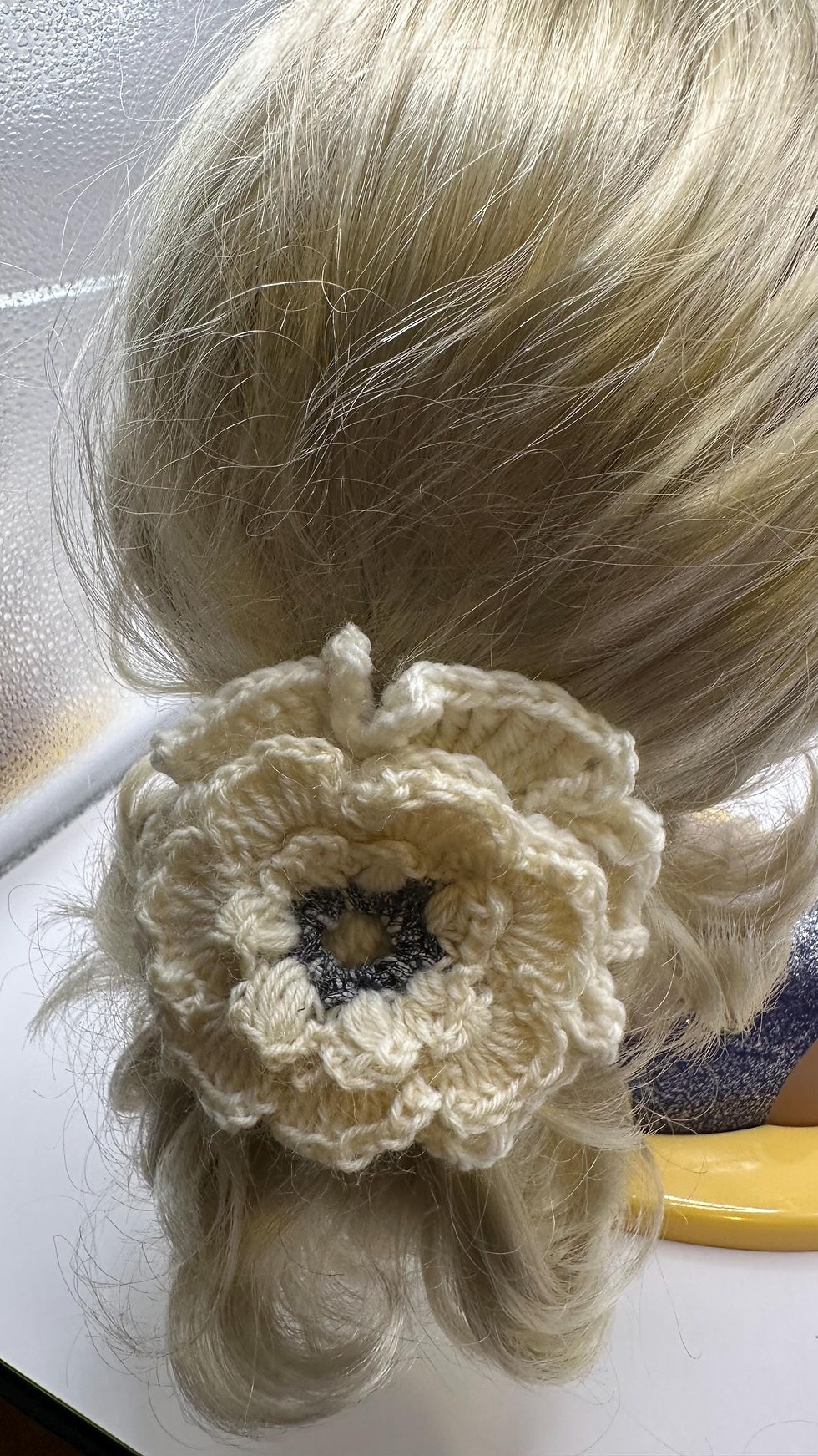 Miniaturbild: Gehäkeltes Haargummi Cremefarben Blume, Haaraccessoire Handarbeit, Zopfgummi ...