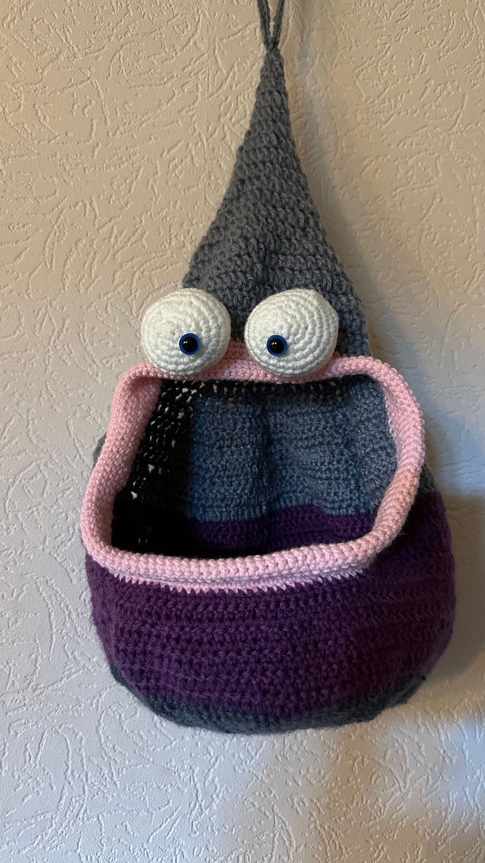 Miniaturbild: Gehäkelter Monster Wand-Organizer – Spielzeugkorb fürs Kinderzimmer