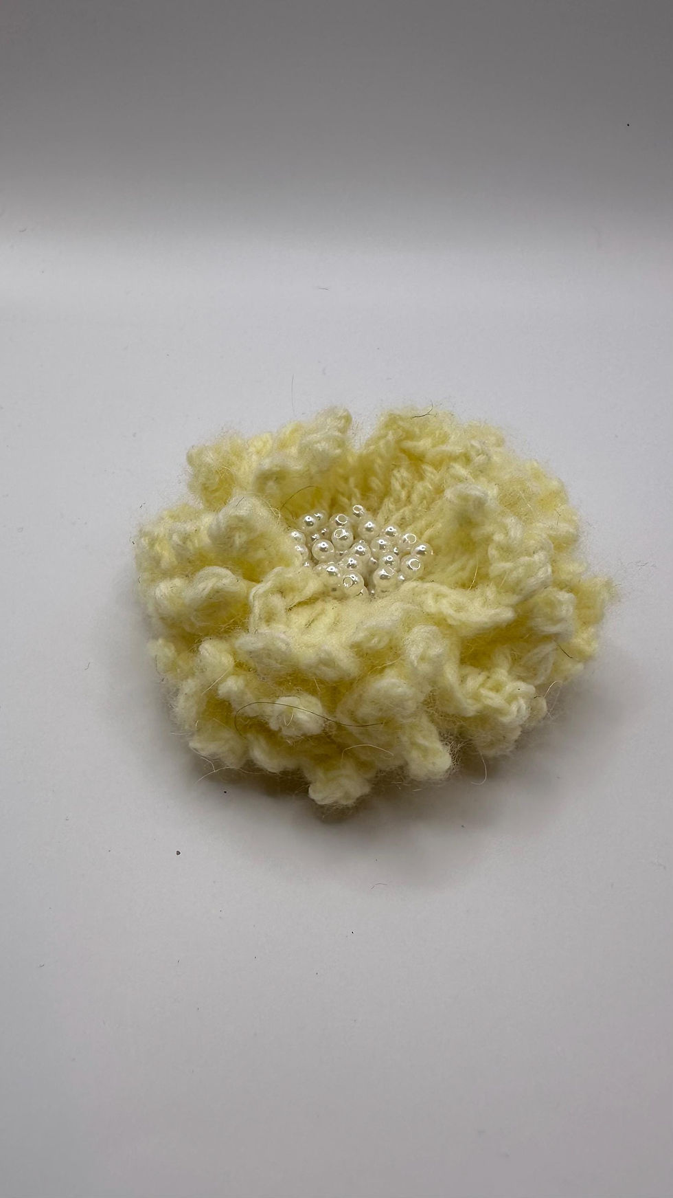 Miniaturbild: Sunflower Crochet Flower Brooch with Pearls, Vintage Style