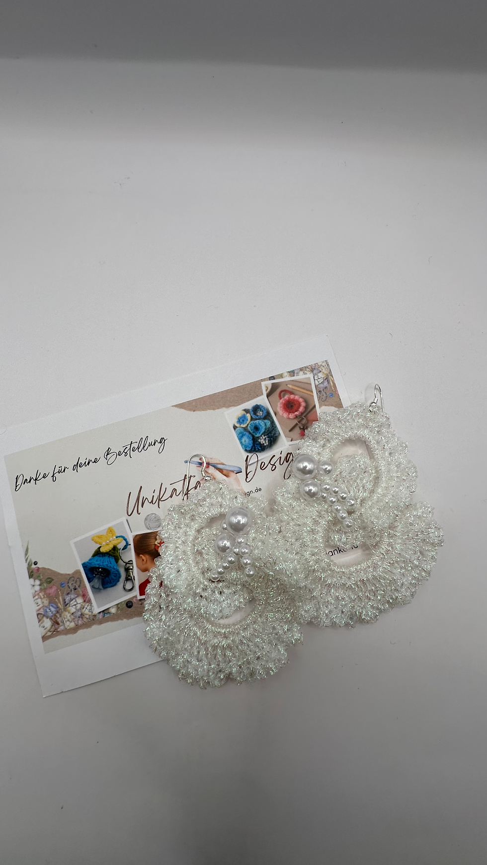 Miniaturbild: Gehäkelte Statement-Ohrringe Weiß mit Perlen – Unikat