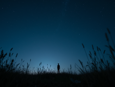 Un uomo si interroga davanti all'infinito