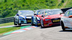 BTCC - Sizzling action in the sunshine at Thruxton