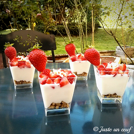 Verrine de fromage blanc aux fraises et au muesli