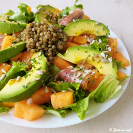 Salade avocat, melon et lentilles fraiches