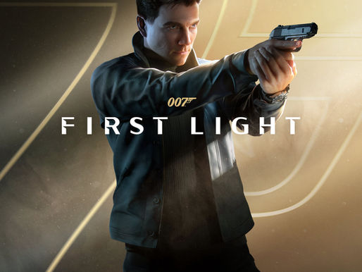 James Bond steht, mit einer Pistole im Anschlag vor einem goldenen Hintergrund. Im Vordergrund sieht man das Logo 007 First Light