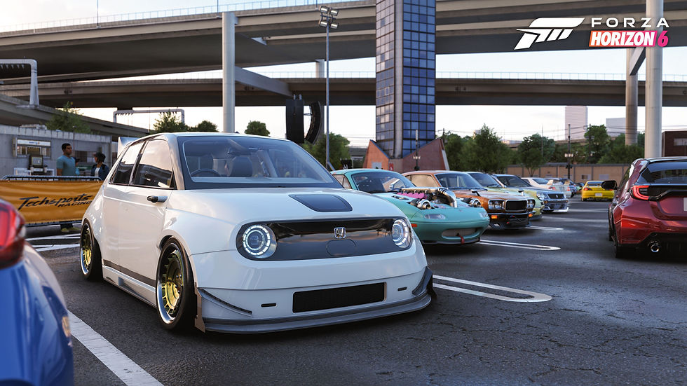 Ein weißes Auto, umgeben von bunten Fahrzeugen auf einem Parkplatz. Hintergrund zeigt eine Brücke. Text "Forza Horizon 6" oben rechts.