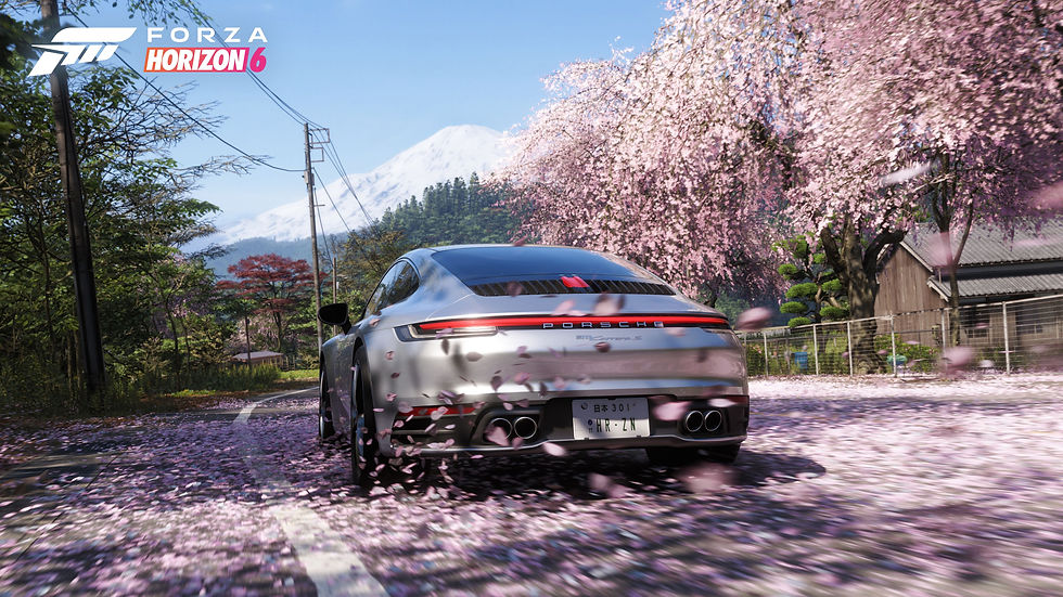 Porsche fährt auf blühender Straße unter Kirschbäumen. Klares Wetter, schneebedeckter Berg im Hintergrund. Schriftzug Forza Horizon 6.