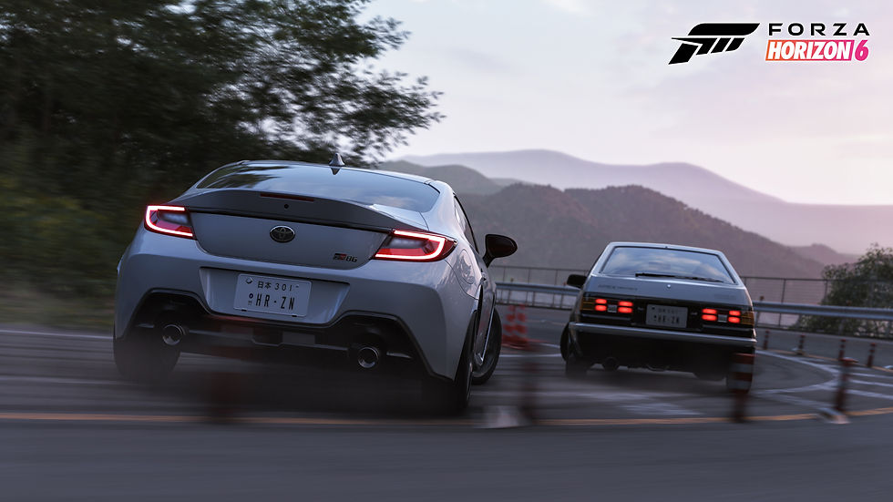 Zwei Autos driften um eine Kurve auf einer Bergstraße bei Sonnenuntergang, mit Forza Horizon 6-Logo oben rechts. Dynamische und spannende Szene.