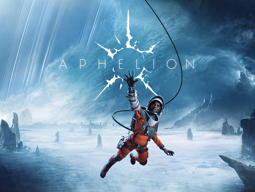 Ein Astronaut in orangefarbenem Anzug schwebt über einer gefrorenen Landschaft. Hintergrund: stürmische, bewölkte blaue Himmel. Text: Aphelion.