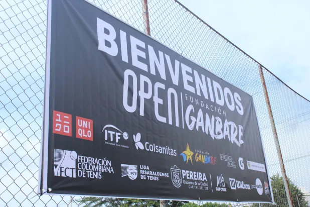 Pereira Open Fundacion Ganbare, valla publicitaria con logos ITF Colsanitas Iniqlo