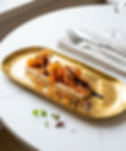 Tartare di salmone con brie caramellato bacon e riduzione di vino rosso