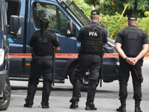 Robo y tiroteo en Villa Pueyrredón: un policÃa y un ladrón heridos, dos detenidos