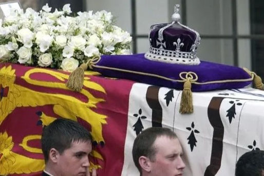 El ataúd de la reina Isabel inició el viaje hacia el lugar de descanso final