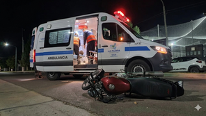 Impactante accidente en General Pico: chocó contra un perro, salió despedido de la moto y quedó inconsciente