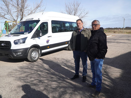 Entregaron minibús nuevo en Cuchillo Có: “Construimos y hacemos a pesar del abandono de Nación”