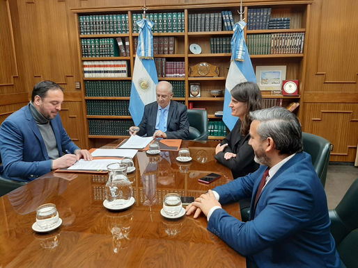 El STJ y La Municipalidad de Santa Rosa firmaron un convenio para compactar los vehículos decomisados - La recaudación será donada a entidades de bien público
